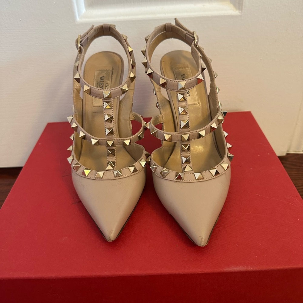 VALENTINO GARAVANI
Beige Rockstud Ankle Strap Heels